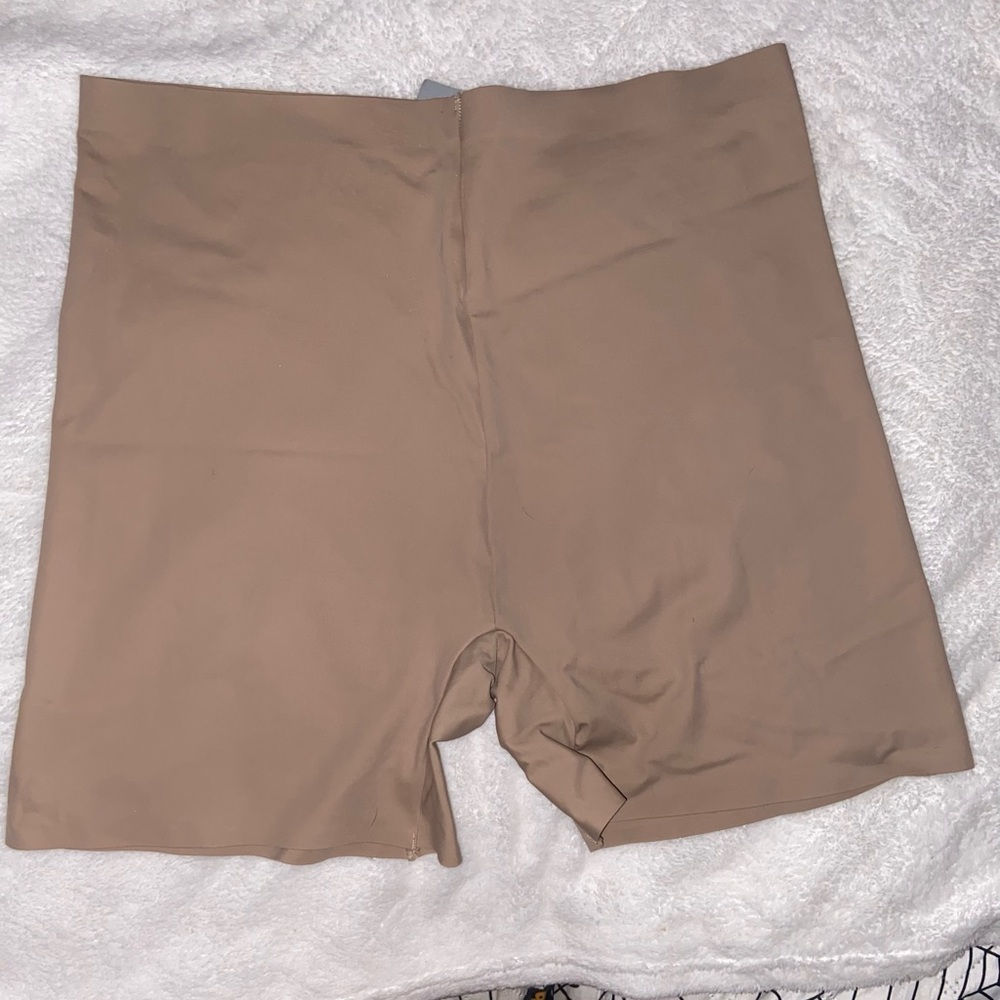 🌻 NWT Women’s Seamless Tan Active Compression Shorts